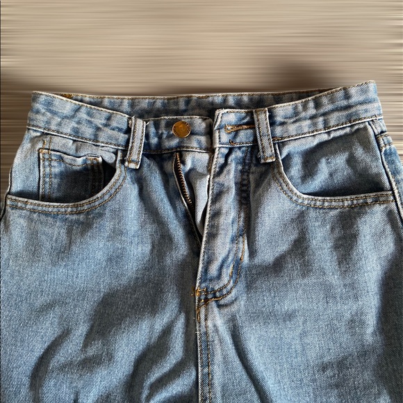 Light Washed SHEIN Mom Jeans - Picture 1 of 3
